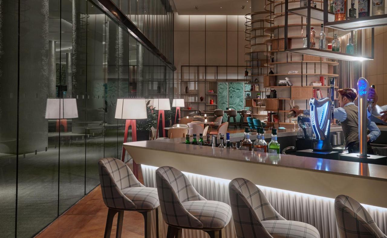 Amari Spice Penang Hotell Bayan Lepas Eksteriør bilde The bar at the hotel