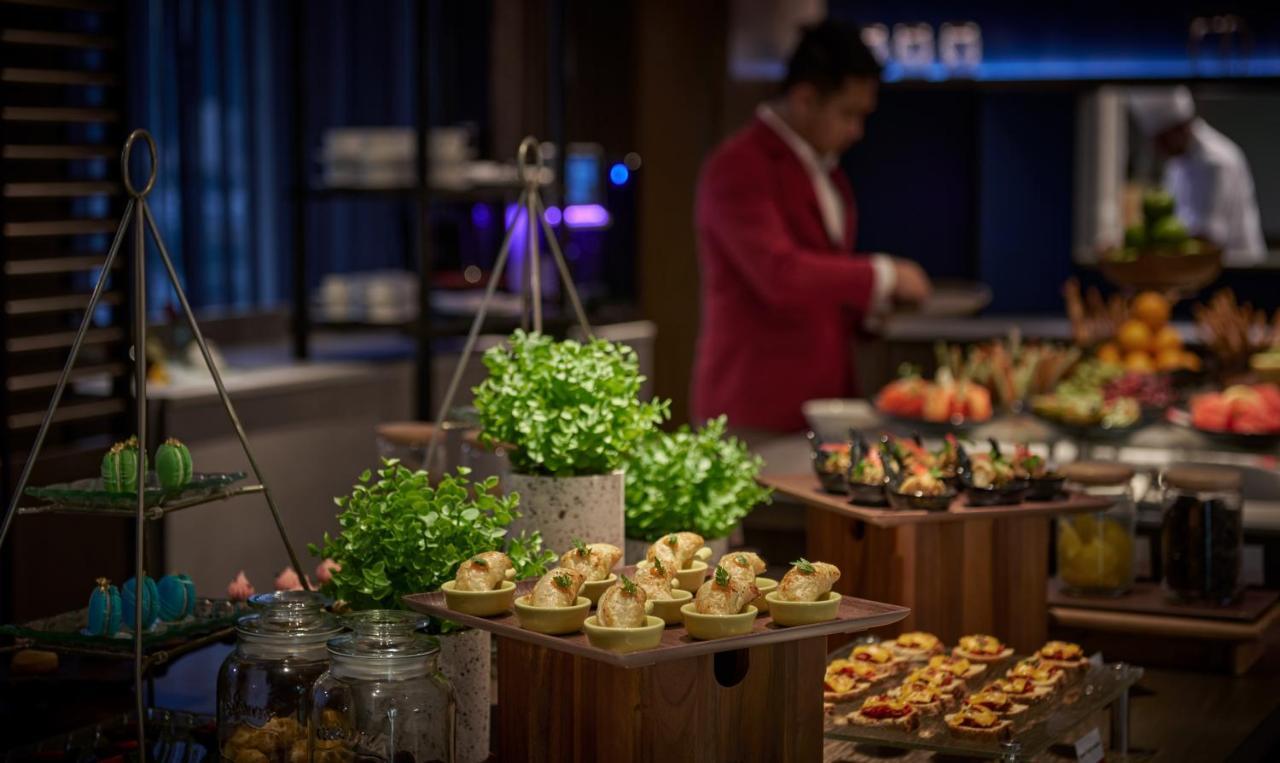 Amari Spice Penang Hotell Bayan Lepas Eksteriør bilde A buffet at a hotel